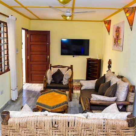 Apartmenthaus Salama Villen In Diani Diani Beach Bagian luar foto