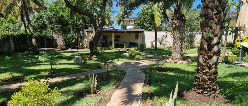 Apartmenthaus Salama Villen In Diani Diani Beach Bagian luar foto